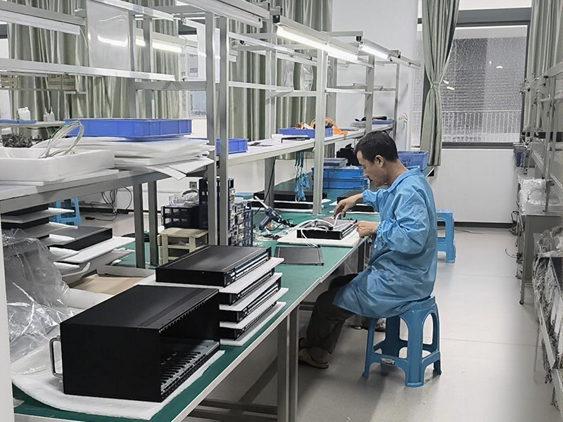Il Direttore Generale Gao visita lo stabilimento FiberWDM! Guarda dal vivo la produzione senza polvere e il processo di test del prodotto finito